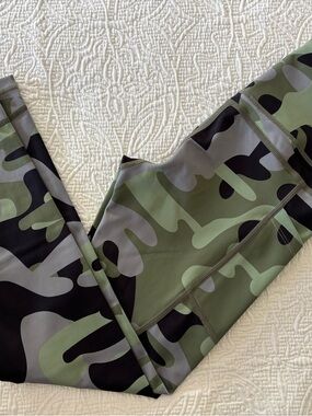 ZYIA Active Camo Light n Tight Leggings with Pockets